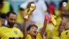 Un joven aficionado de Ecuador levanta una réplica de la Copa del Mundo REUTERS/Hamad I Mohammed