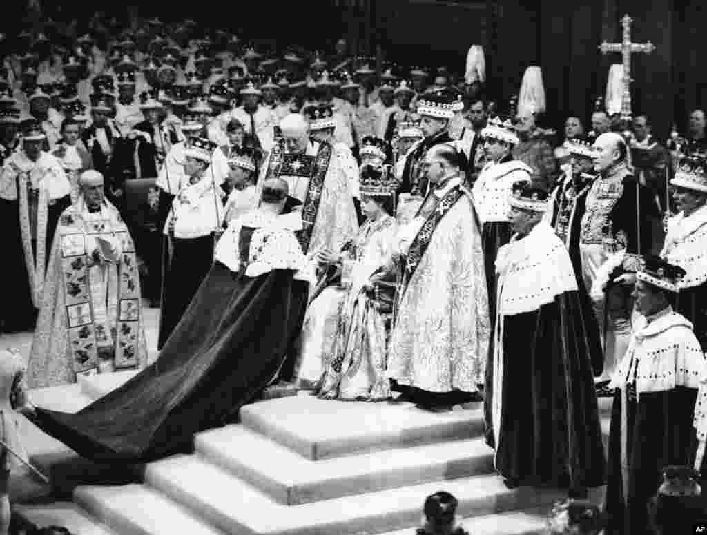 ព្រះអង្គម្ចាស់ក្សត្រី Elizabeth ក្នុងពិធីឡើងគ្រងរាជ្យជា ព្រះមហាក្សត្រីយានី Elizabeth ទី ២ នៅព្រះវិហារ Westminster Abbey ក្នុងរាជធានីឡុងដ៍ ចក្រភពអង់គ្លេស កាលពីថ្ងៃទី២ ខែមិថុនា ឆ្នាំ១៩៥៣។