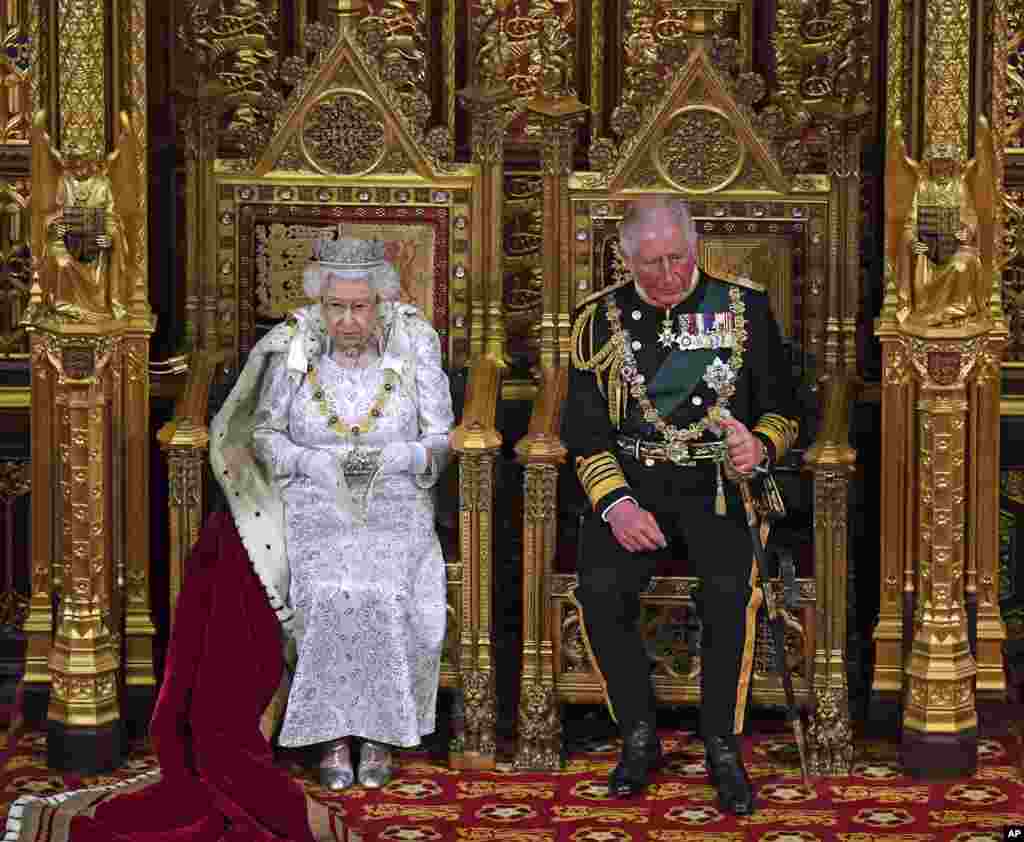ព្រះមហាក្សត្រិយានី Elizabeth ទី ២ និងរាជបុត្រ គឺព្រះអង្គម្ចាស់ Charles នៅក្នុងពីធីថ្លែងបើកសភាអង់គ្លេសក្នុងទី ក្រុងឡុងដ៍ កាលពីថ្ងៃទី៨ ខែកញ្ញា ឆ្នាំ២០២២។