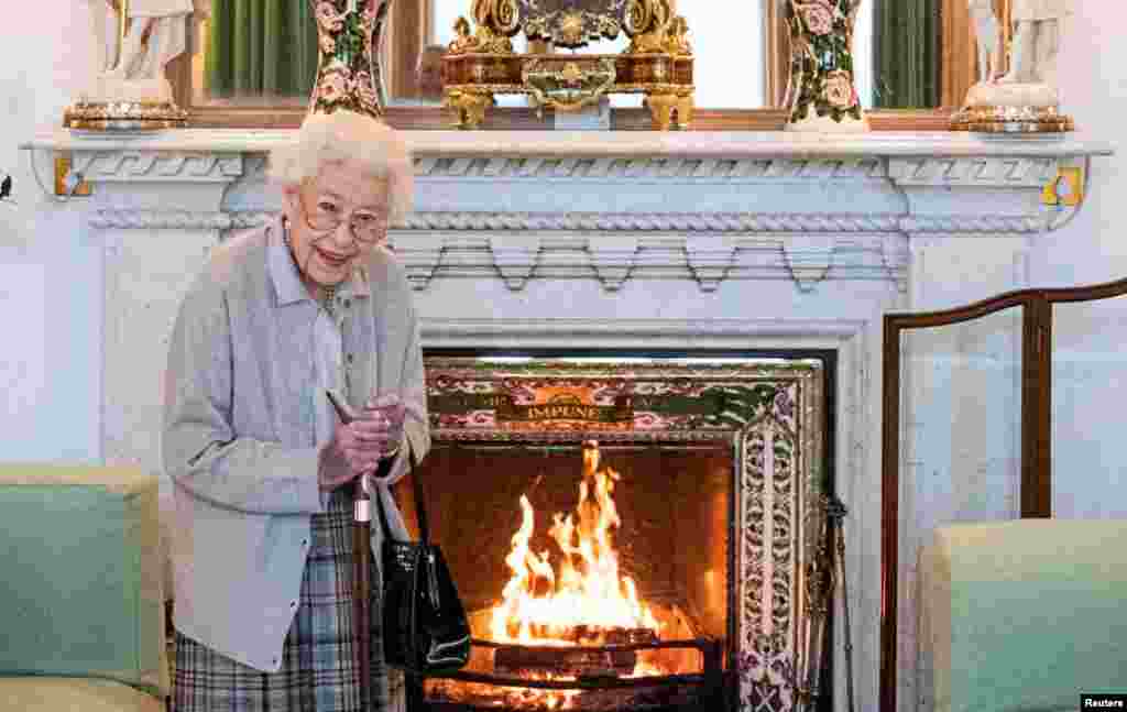 ព្រះមហាក្សត្រិយានី Elizabeth II នៃចក្រភពអង់គ្លេសរង់ចាំទទួលការចូលគាល់របស់លោកស្រី Liz Truss ដែលត្រូវក្លាយជានាយករដ្ឋមន្ត្រីអង់គ្លេសថ្មី នៅប្រាសាទ Balmoral Castle នៅប្រទេសស្កុតលែនរបស់ចក្រភពអង់គ្លេស កាលពីថ្ងៃទី៦ ខែកញ្ញា ឆ្នាំ ២០២២។