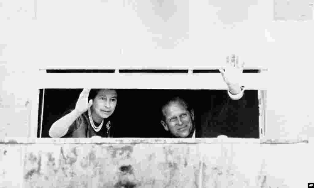 ព្រះមហាក្សត្រិយានី Elizabeth ទី ២ និងស្វាមីគឺព្រះអង្គម្ចាស់ Charles បក់ដៃដាក់អ្នកមកស្វាគមន៍ កាលពីថ្ងៃទី១០ ខែសីហា ឆ្នាំ១៩៧៧ នៅទីក្រុង Belfast ដែនដីអៀរឡង់ខាងជើង ជាទីមានចលនាហិង្សាបំបែករដ្ឋ។