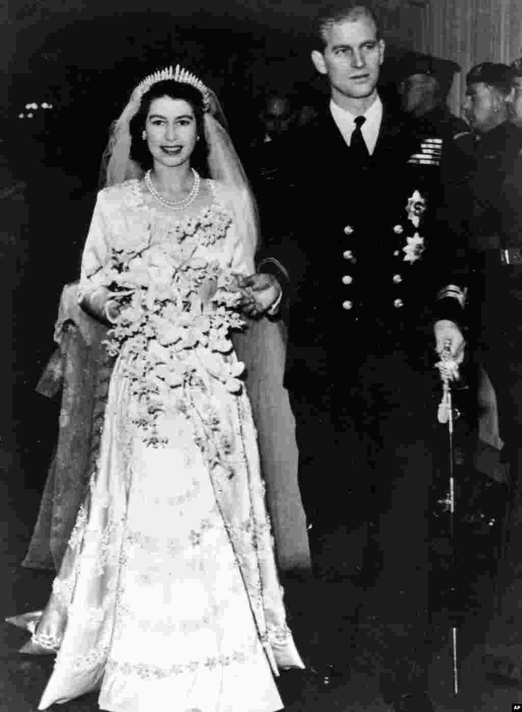 ព្រះអង្គម្ចាស់ក្សត្រី Elizabeth រៀបអភិសេកជាមួយស្វាមីគឺព្រះអង្គម្ចាស់ Philip, Duke of Edinburgh នៅព្រះវិហារ Westminster Abbey នៅរាជធានីឡុងដ៍ កាលពីថ្ងៃទី២០ ខែវិច្ឆិកា ឆ្នាំ១៩៤៧។ 