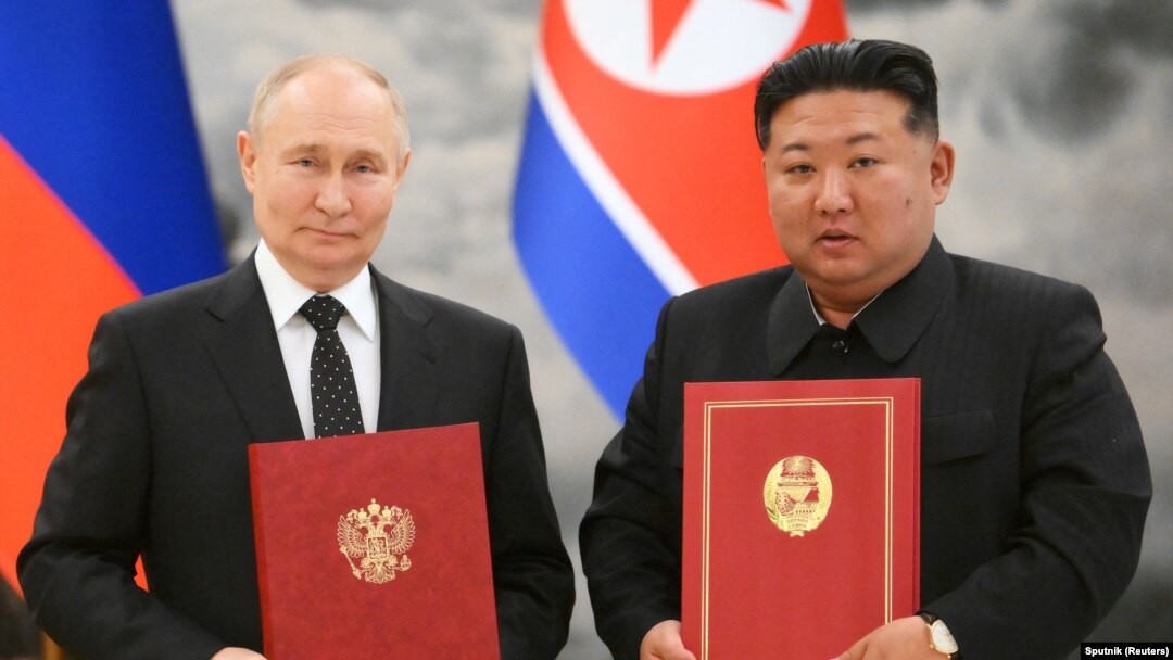 俄羅斯總統普京與北韓領導人金正恩在平壤舉行的簽署儀式上合影。 （2024年6月19日）