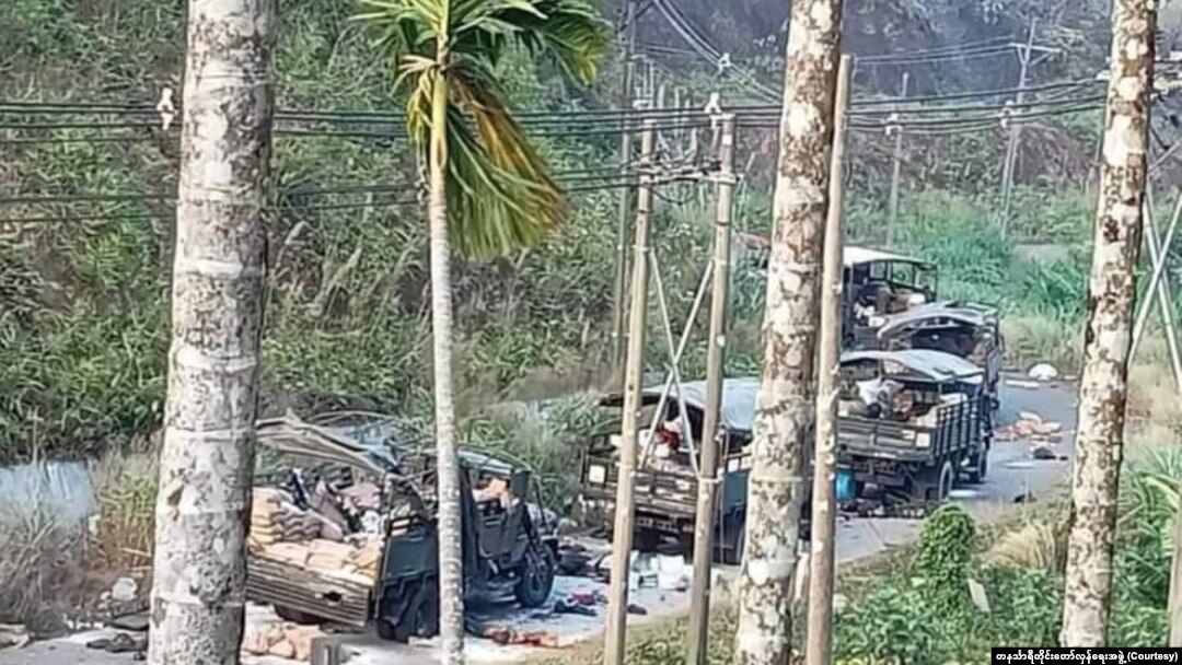 ထားဝယ်ခရိုင်တိုက်ပွဲအတွင်း စစ်ကောင်စီယာဉ်တန်းကို မြင်တွေ့ရစဉ် (ဓာတ်ပုံ - တနင်္သာရီတိုင်း တော်လှန်ရေးအဖွဲ့)