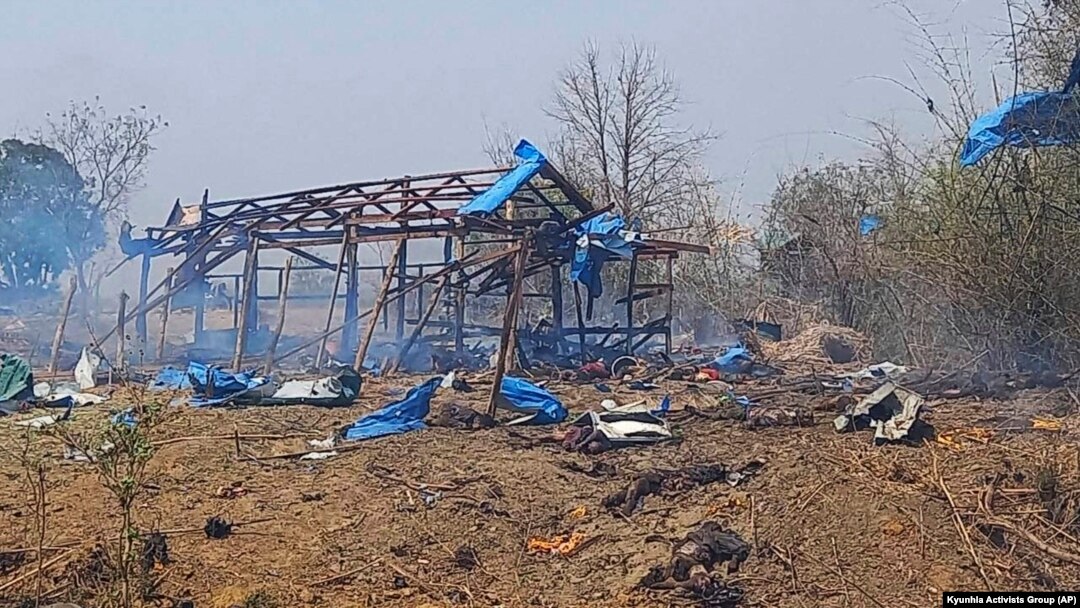 စစ္ကိုင္းတိုင္း၊ ကန္႔ဘလူၿမိဳ႕နယ္၊ မလည္တိုက္နယ္အတြင္းက ပဇီႀကီးေက်း႐ြာ ဗံုးက်ဲတိုက္ခိုက္ခံရအၿပီးျမင္ကြင္း (ဧၿပီ ၁၁၊ ၂၀၂၃)
