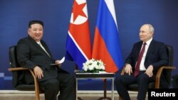 2023 年 9 月 13 日，俄罗斯总统弗拉基米尔·普京和朝鲜领导人金正恩在俄罗斯远东阿穆尔地区的东方机场会面。（路透社）