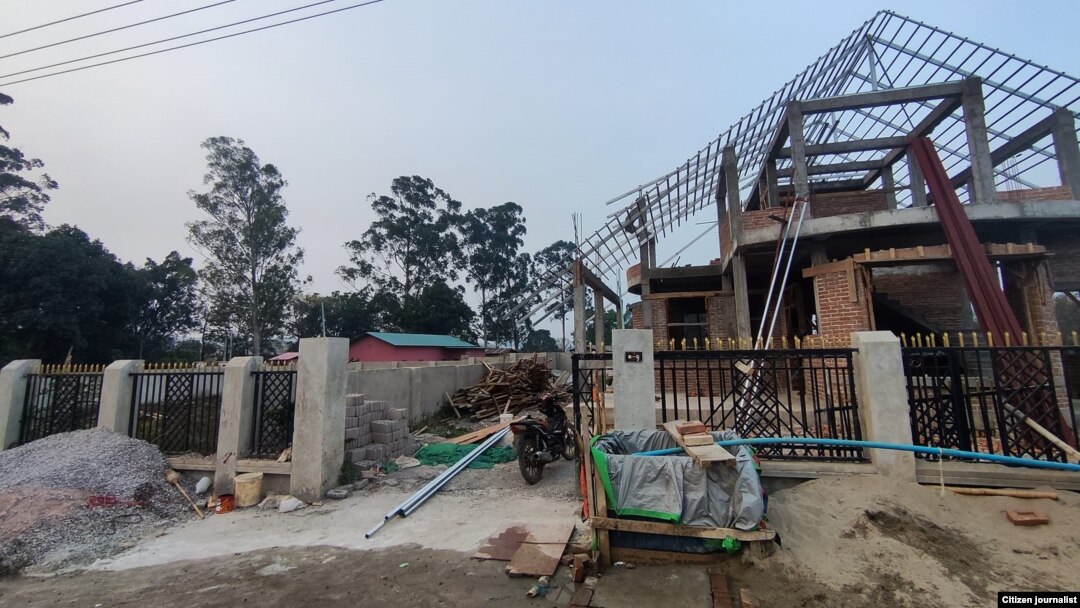 ပြင်ဦးလွင်မြို့က ဆောက်လက်စ အိမ် (photo: C J) 