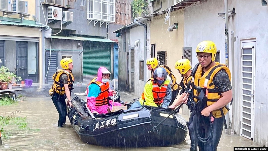 颱風帶來強降雨，台灣多地現淹水災情，在登陸中國後威力仍不減。 （台灣國防部提供，2024年7月26日）