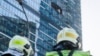Los bomberos observan un edificio dañado en el distrito comercial "Ciudad de Moscú" después de un ataque con drones en Moscú, Rusia, la madrugada del martes 1 de agosto de 2023.