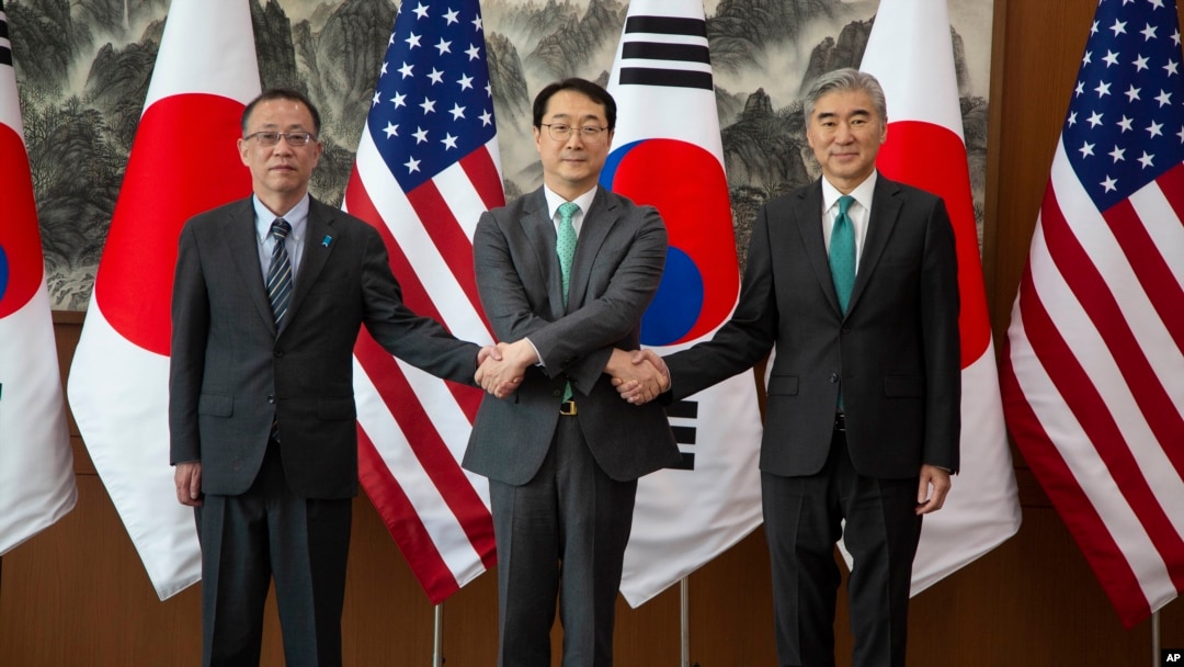 左起：日本核問題特使船越健裕（左）、南韓新任特使金健（中）和美國的北韓特別代表金聖在首爾舉行美日韓三方會談。 （2023年4月7日）