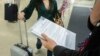 Una inmigrante llega al Aeropuerto Internacional de Miami. Miles han llegado desde Cuba, Nicaragua, Venezuela y Haití, a Estados Unidos legalmente bajo el programa de libertad condicional que permite la entrada de 30.000 inmigrantes de estos cuatro países cada mes.
