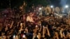 巴基斯坦民众在拉合尔向前总理伊姆兰·汗乘坐的汽车抛洒玫瑰花瓣，欢迎汗回家。（2023年513日）