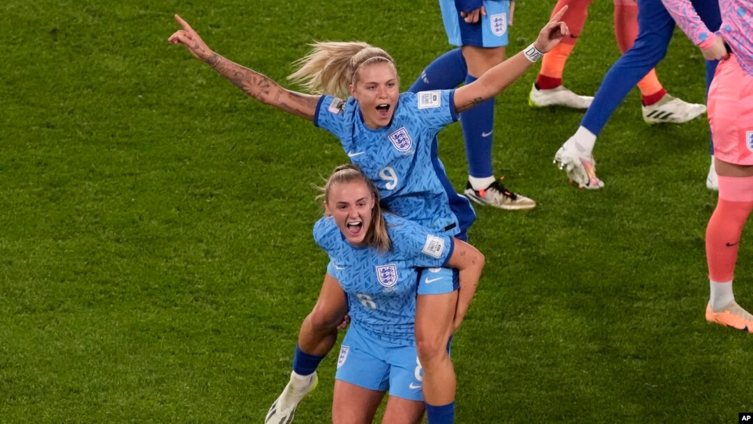 Jwez Anglez Rachel Daly ak Georgia Stanway selebre apre viktwa seleksyon an sou Ostrali nan match semifinal yo nan Mondyal Foutbol Feminen an nan Sydney, Ostrali, 16 Out, 2023. 