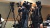 ARCHIVO - Equipos de prensa cubren la presentación de un informe sobre las violaciones a los derechos digitales en Venezuela.