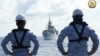 Hải quân Philippines theo dõi tàu HMCS Montreal của Canada trong cuộc tập trận hàng hải đa phương (MMCA) chung giữa Philippines, Hoa Kỳ, Canada và Úc ở Biển Đông. (Ảnh: Lực lượng vũ trang Philippines/AFP)