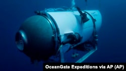 ARCHIVO - Esta fotografía sin fecha proporcionada por OceanGate Expeditions en junio de 2021 muestra el sumergible Titan de la compañía, la embarcación que desapareció en ruta para ver los restos del Titanic. Cinco personas iban a bordo. (Expediciones OceanGate vía AP)