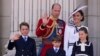 El príncipe William y la princesa Kate de Gales en el balcón del Palacio de Buckingham con sus hijos, el príncipe George, a la izquierda, el príncipe Louis, al frente en el centro, y la princesa Charlotte, en Londres, el sábado 15 de junio de 2024.