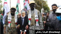 نمایش بازداشت «نتانیاهوی مقوایی» توسط حامیان جمهوری اسلامی در تهران