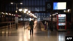 Putnica čeka ispred perona na željezničkoj stanici tokom štrajka širom zemlje i protesta protiv vladinog plana penzionih reformi, Pariz, 31. januar 2023.
