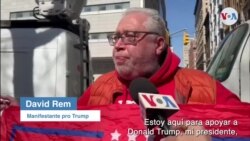 Manifestante pro Trump escoltado