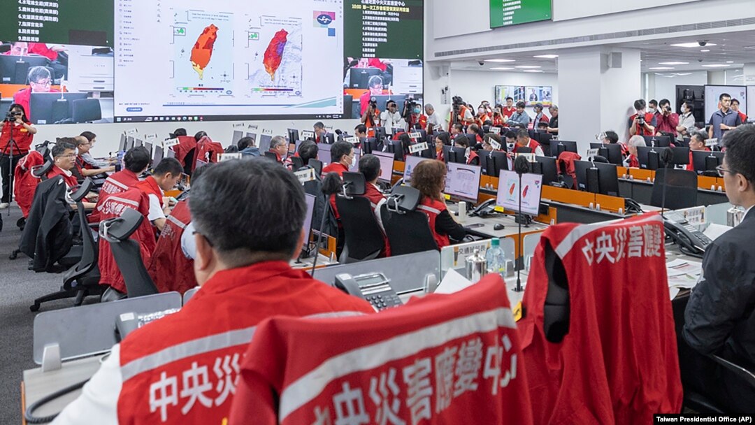 台灣總統蔡英文在台北的中央災害應變中心主持救災會議。 （2024年4月3日）