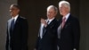 ARCHIVO - (De izq a der) Los expresidentes Barack Obama, George W. Bush y Bill Clinton asisten a la ceremonia de apertura del Centro Presidencial George W. Bush el 25 de abril de 2013 en Dallas, Texas.