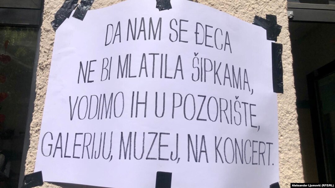 Transparenti na protestu "Mi smo kultura" u Podgorici.