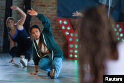 U.S. breakdancer Logan Edra performs a sequence of dance moves as she teaches a breakdancing class at Playground LA in Los Angeles, California, U.S., June 11, 2024. (REUTERS/Mike Blake)