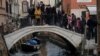 Gondole u kanalu tokom jake oseke u Veneciji, Italija, februar 2023.. 