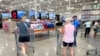 Kupci u prodavnici Kosko, 4. avgusta 2023. godine, u Torntonu, Kolorado.