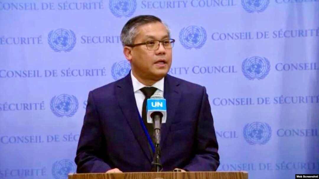 ကုလသမဂ္ဂဆိုင်ရာ မြန်မာအမြဲတမ်းကိုယ်စားလှယ် သံအမတ်ကြီး ဦးကျော်မိုးထွန်းကို ကုလသမဂ္ဂလုံခြုံရေးကောင်စီ သတင်းစာရှင်းလင်းပွဲမှာ တွေ့ရ။ (ဓါတ်ပုံ_ UN TV Screenshot)