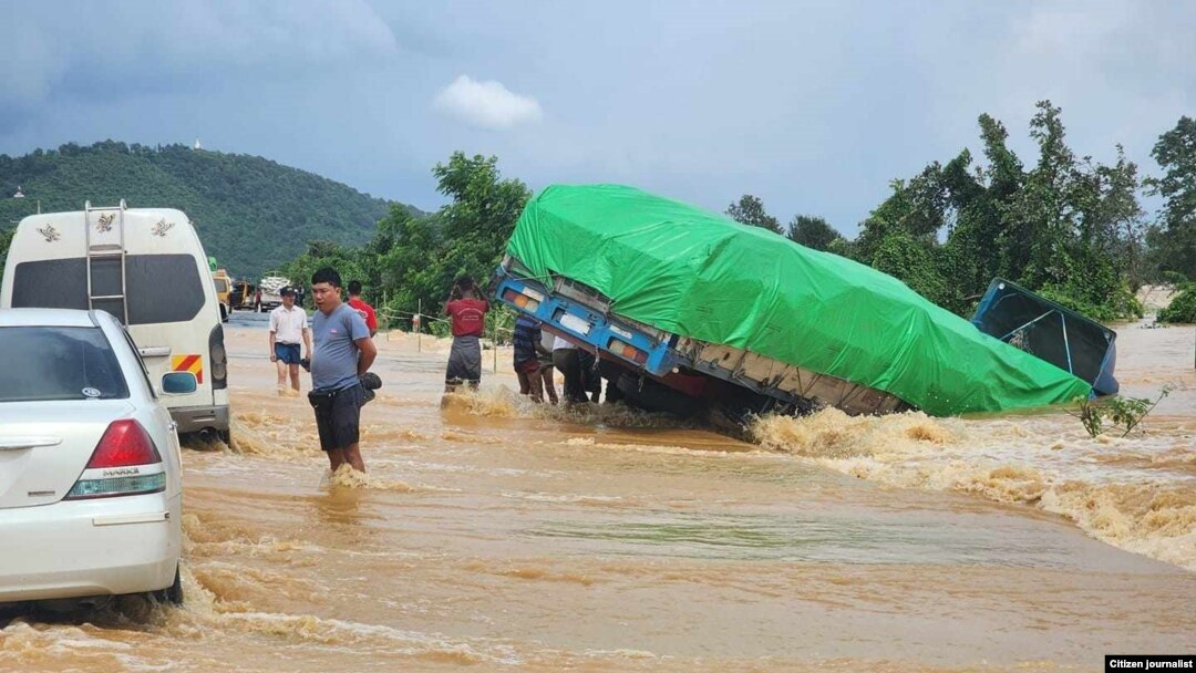 ကရင်ပြည်နယ်၊ မြဝတီမြို့မှာ မိုးကြီးရေလျှံပြီး ကားလမ်းတွေရေနစ်ကုန်တာကြောင့် ကုန်ကားတစင်း လမ်းချော်တိမ်းမှောက်သွားပုံ။ (Photo CJ)