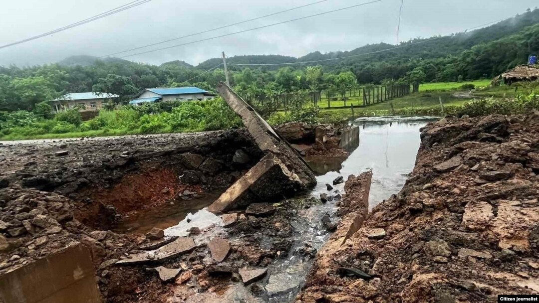 ရန်ကုန်-မော်လမြိုင်အဝေးပြေးလမ်းမကြီး မွန်ပြည်နယ် သထုံမြို့နယ်ထဲမှာရှိတဲ့ ကရင်လေးဆိပ်တံတား မိုင်းပေါက်ခွဲခံရပြီးမြင်ကွင်း။ (ဓာတ်ပုံ-CJ)