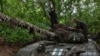Ukrajinski vojnici 65. brigade pripremaju svoj tenk za sledeću operaciju za odbranu svojih pozicija na frontu u regionu Zaporižija, Ukrajina, 18. april 2024. (Foto: AP/Andriy Andriyenko)
