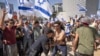 Izraelski policajac se svađa sa demonstrantima dok pokušavaju da blokiraju glavni put u znak protesta protiv planova nove vlade premijera Benjamina Netanyahua da revidira pravosudni sistem, u Tel Avivu, Izrael, 1. marta 2023.