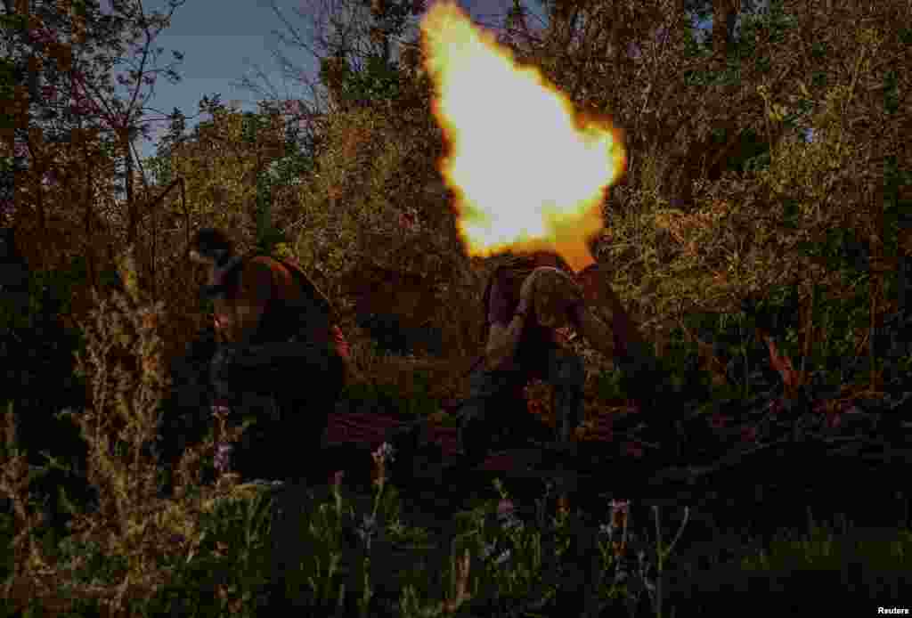 Ukrainian service members fire a mortar at a front line near the city of Bakhmut in Donetsk region.&nbsp;