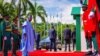 Shugaban Najeriya Bola Ahmed Tinubu yana duba jami'an tsaro a bikin ranar dimokuradiyya a fadarsa