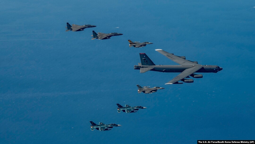 Un bombardero B-52H de EEUU encabeza una serie de cazas japoneses y de Corea del Sur en un ejercicio trilateral cerca de la península de Corea el 22 de octubre de 2023.