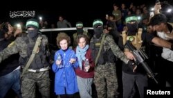 Заложники, похищенные боевиками ХАМАС во время нападения на Израиль 7 октября, переданы Международному Красному Кресту в рамках обмена заложниками между ХАМАС и Израилем на фоне прекращения огня в секторе Газа, 29 ноября 2023 года.