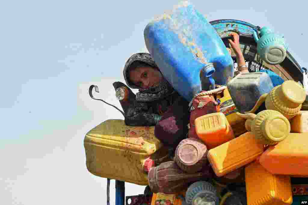 An Afghan refugee girl arrives at the Chaman border to depart for Afghanistan, Nov. 4, 2023.&nbsp;More than 180,000 people have returned to Afghanistan since Islamabad ordered 1.7 million Afghans it says are living illegally in Pakistan to leave or face deportation, border officials have said.&nbsp;