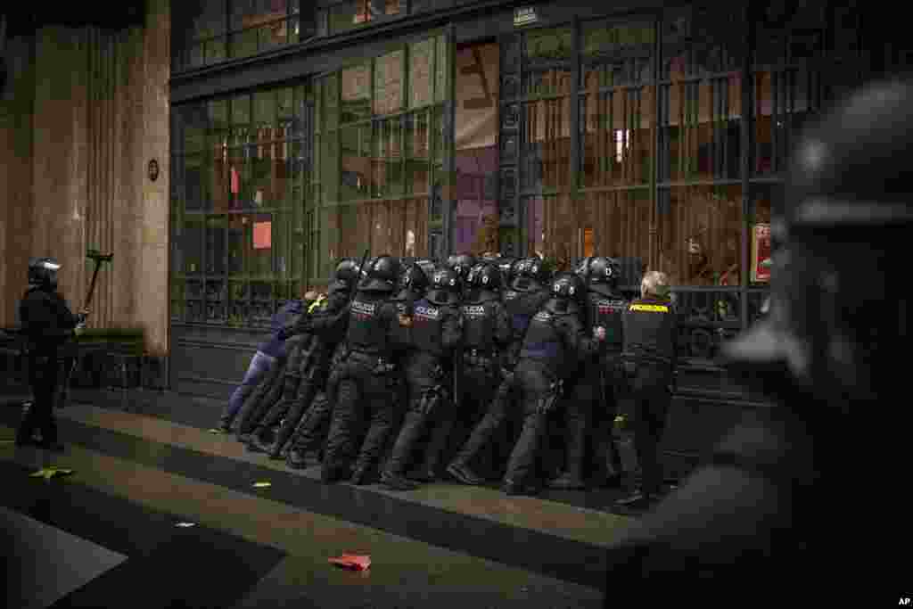 Police officers contain protesters trying to enter the train station in Barcelona, Spain, Nov. 11, 2023. Anti-riot police briefly clashed with about 2,000 pro-Palestinian protesters who stormed and occupied a commuter train station. 