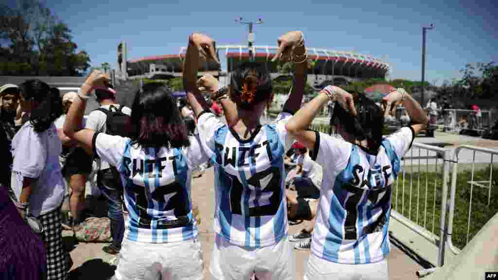 Fans of U.S. singer Taylor Swift queue outside the Mas Monumental stadium before the "Taylor Swift: The Eras Tour" in Buenos Aires, Argentina, on Nov. 9, 2023.