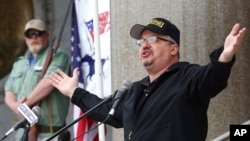 Steward Rhodes, themeluesi i grupit "Oath Keepers" gjatë një fjalimi (20 prill 2013)