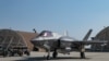 美国空军发布的照片显示美国海军陆战队F-35战斗机抵达韩国群山空军基地，参加美韩“警惕风暴”联合演习。(2022年10月31日)