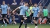 El mediocampista uruguayo Federico Valverde (15) controla el balón contra Estados Unidos durante un partido amistoso de fútbol internacional en Children's Mercy Park. Crédito obligatorio: Denny Medley-USA TODAY Sports
