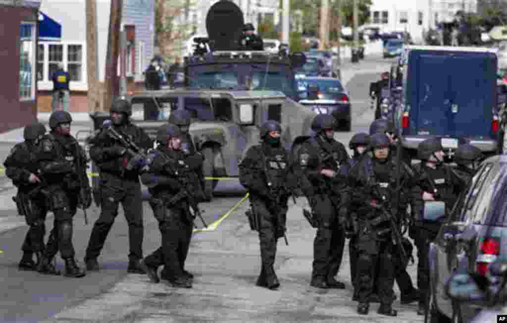 Cảnh sát trang bị vũ khí tiếp tục tuần tra các khu phố tại Watertown, Massachusetts, ngày 19/4/2013.
