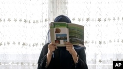 Afganistanka pohađa razred u podzemnoj školi, u Kabulu, 30. juli 2022. Bez ikakvog znaka da će talibani dozvoliti povratak u školu, neke djevojke i roditelji pokušavaju pronaći načine održe obrazovanje jedne generacije.
