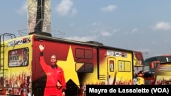 Basi la kampeni ya chama tawala Angola, linaonyesha picha ya rais wa chama, João Lourenço, ambaye anawania awamu ya pili katika uchaguzi mkuu uliofanyika August 24, 2022. Camama, Luanda.