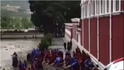 བླ་བྲང་བཀྲ་ཤིས་འཁྱིལ་དགོན་པའི་ནང་ཆུ་ལོག་གི་གནོན་སྐྱོན།