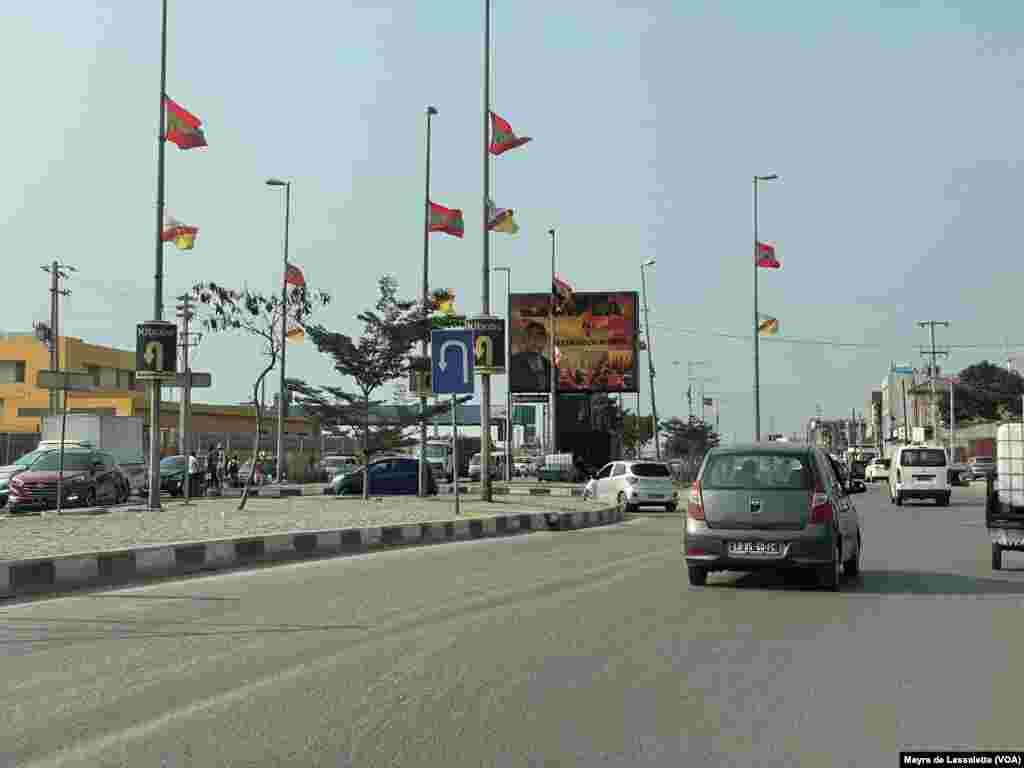 Bendera ya vyama vya UNITA na FNLA zikipepea na mabango ya kiongozi wa MPLA João Lourenço, yakiwa katika barabara za Luanda. Angola, August 19, 2022. 